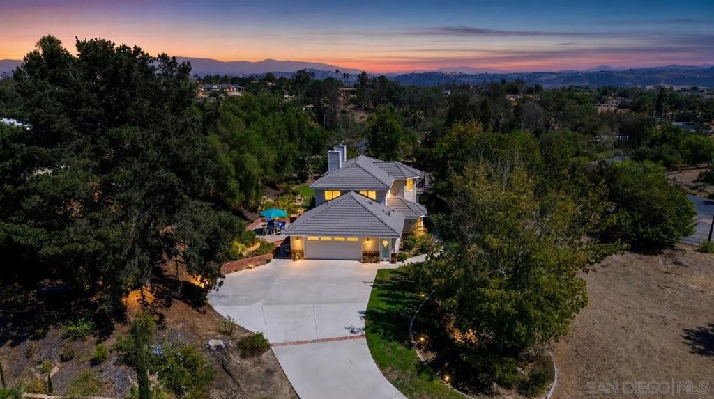 Photo of 1474 Via Encinos Dr, Fallbrook, CA 92028 (MLS # 260022954)