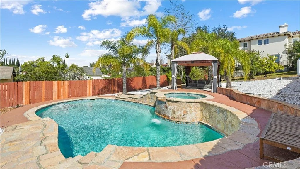 5128 Avenida Hacienda