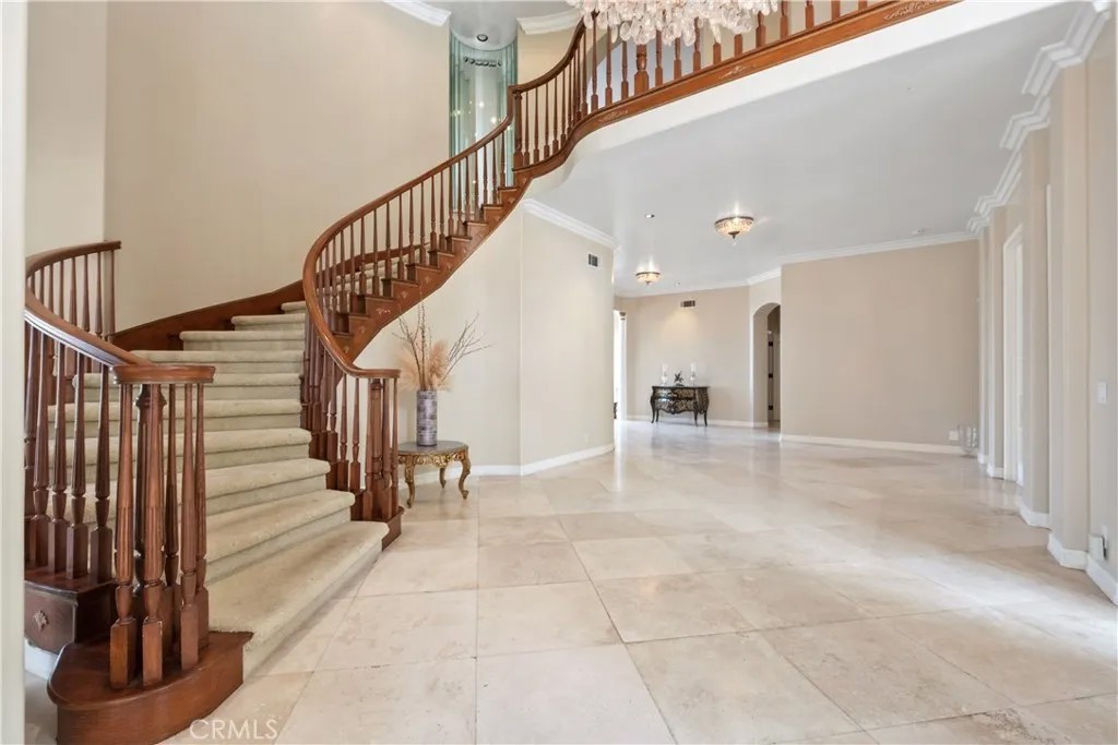 3211 E Mandeville Place