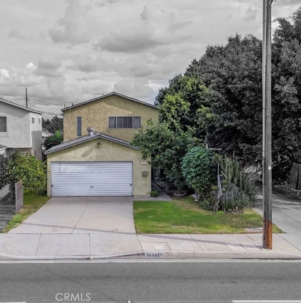 Photo of 15352 Downey Ave, Paramount, CA 90723 (MLS # DW25263939)