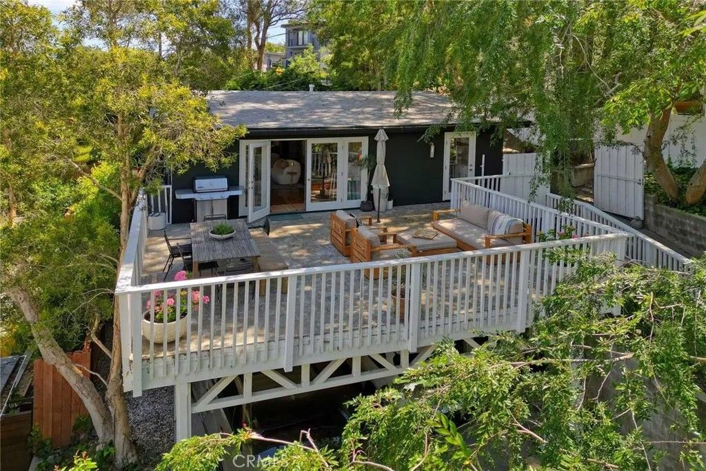 Photo of 3122 Oakcrest Dr, Los Angeles, CA 90068 (MLS # GD26085649)
