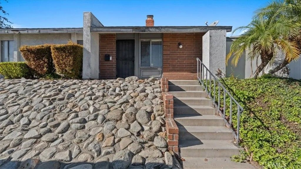 Photo of 1386 W 8th St, Upland, CA 91786 (MLS # DW26002064)