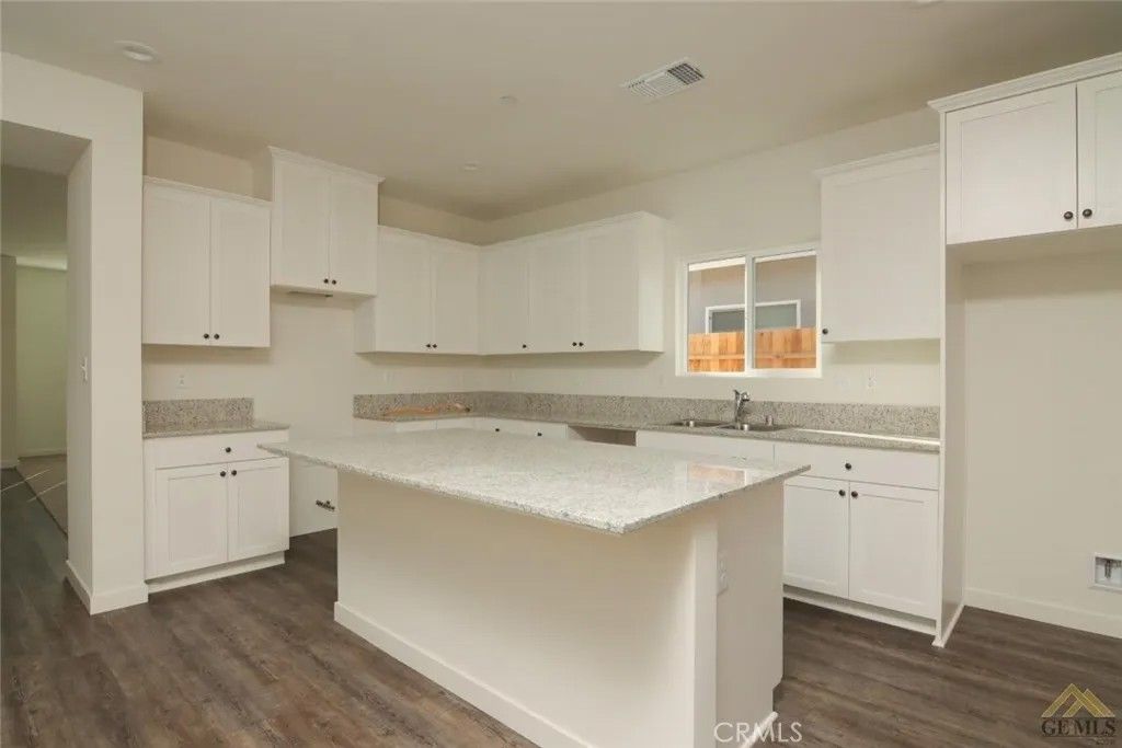 Photo of 802 Kidlington Court, Bakersfield, CA 93307 (MLS # SR26097219)