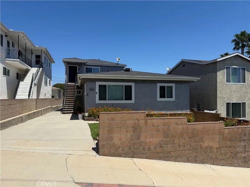 734 W 27th