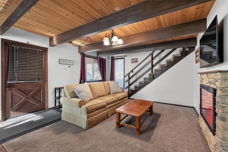 332 E Fairway Blvd