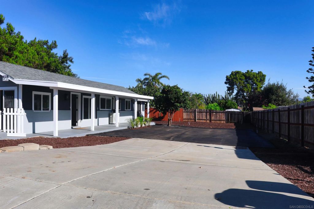 Photo of 940-942 S Upas St, Escondido, CA 92025 (MLS # 250045809)