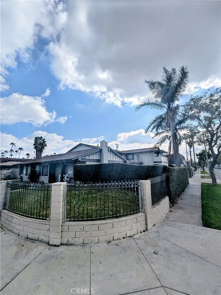302 E Wakefield