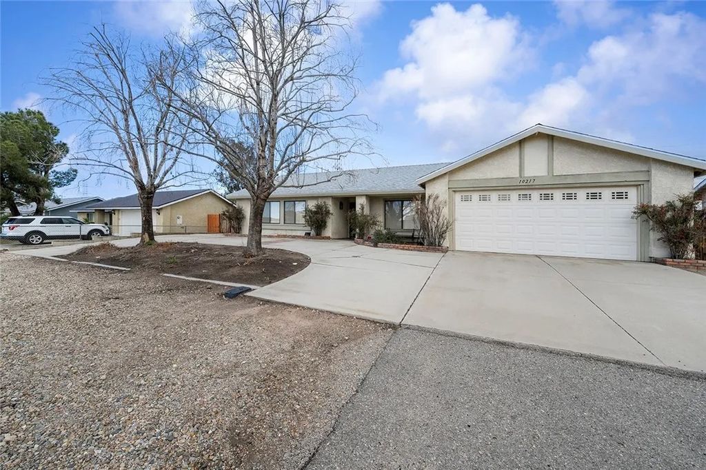 Photo of 10217 Mount Shasta Dr, Hesperia, CA 92345 (MLS # IG26034155)