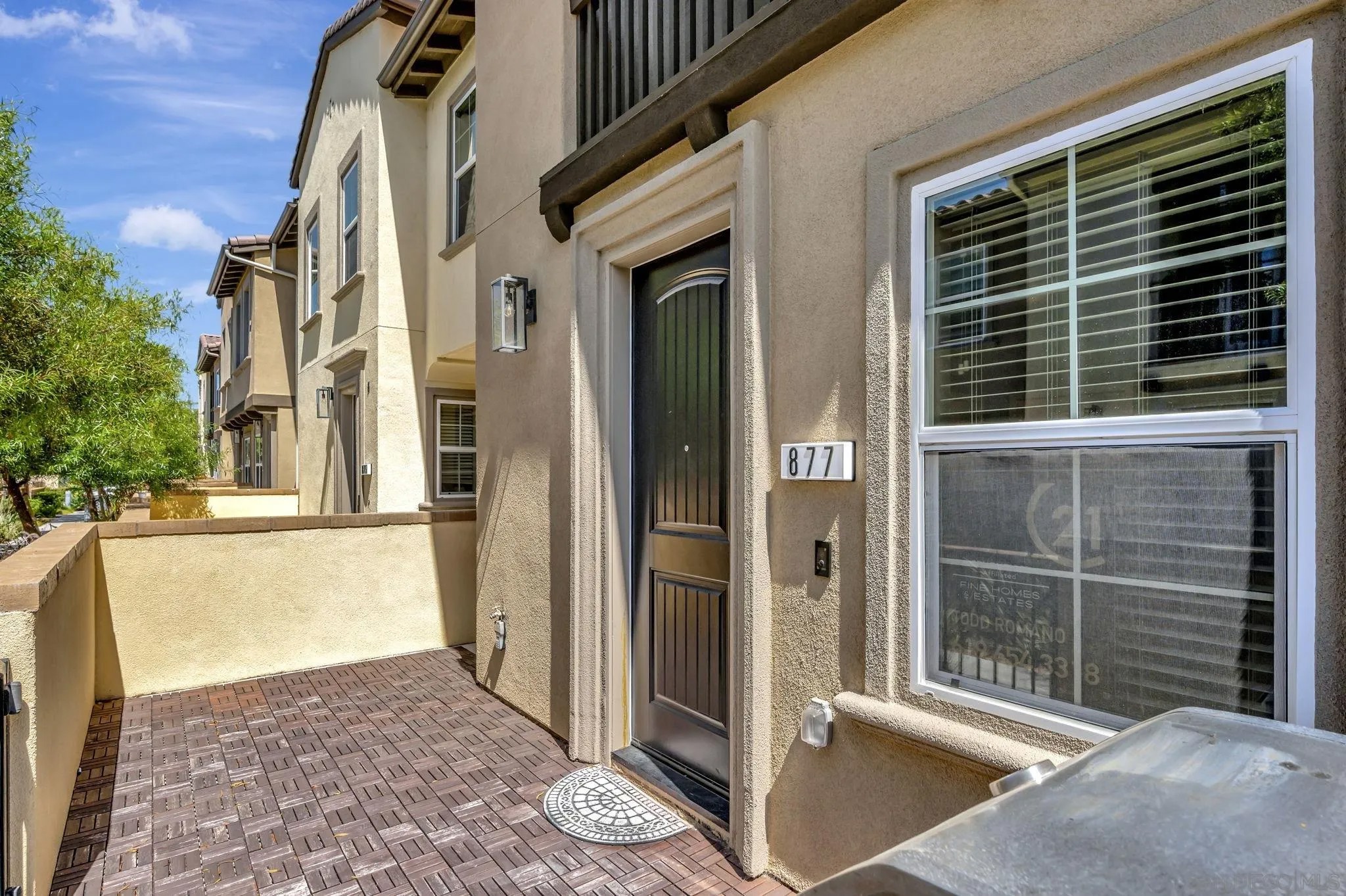 877 Blackstone Dr