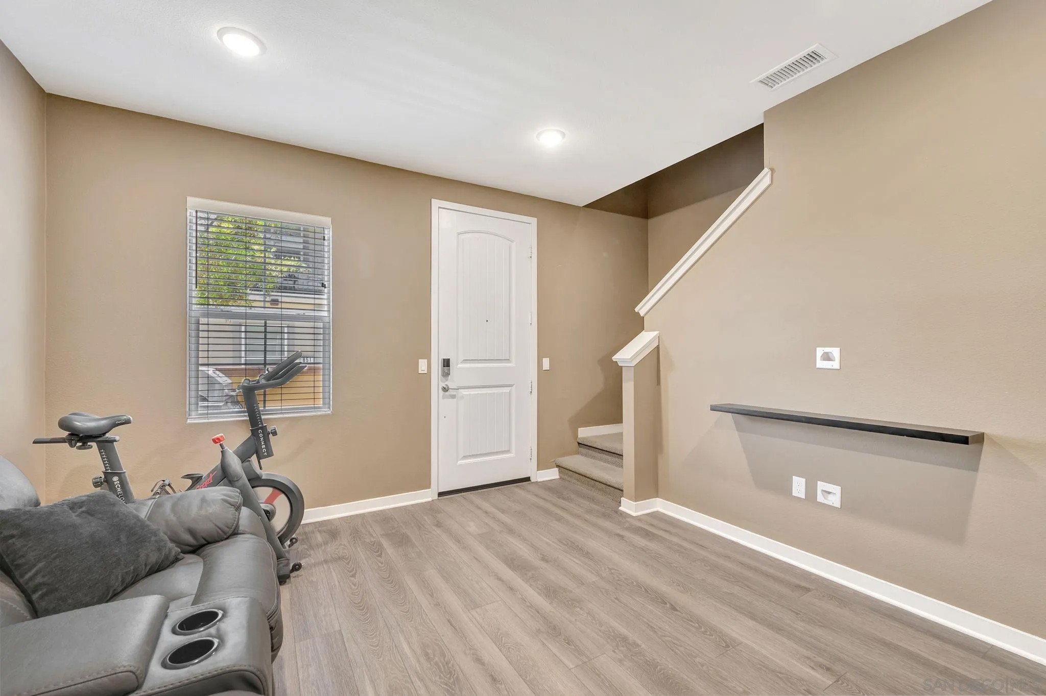 877 Blackstone Dr