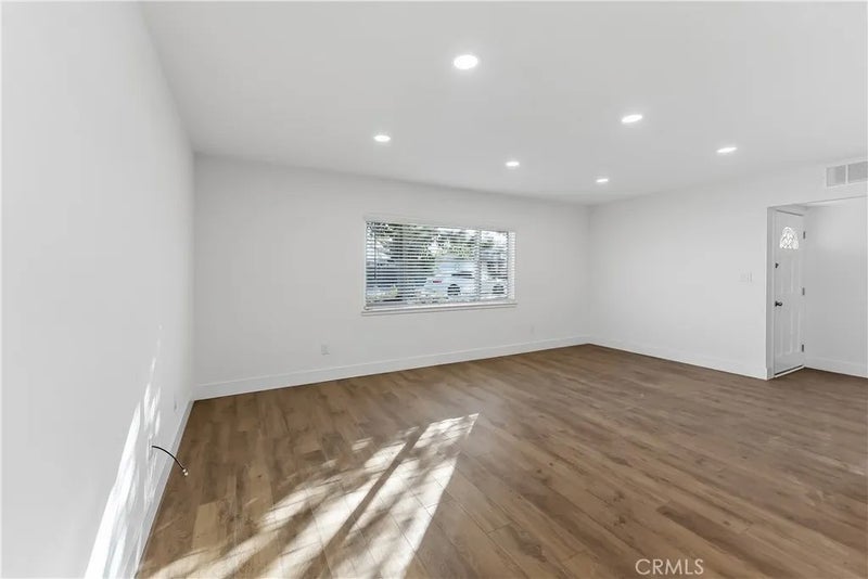 3042 W Mendes