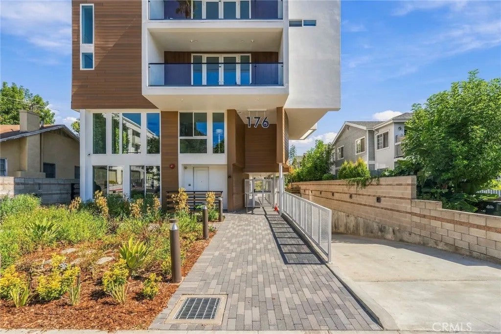 176 N Catalina Ave 404
