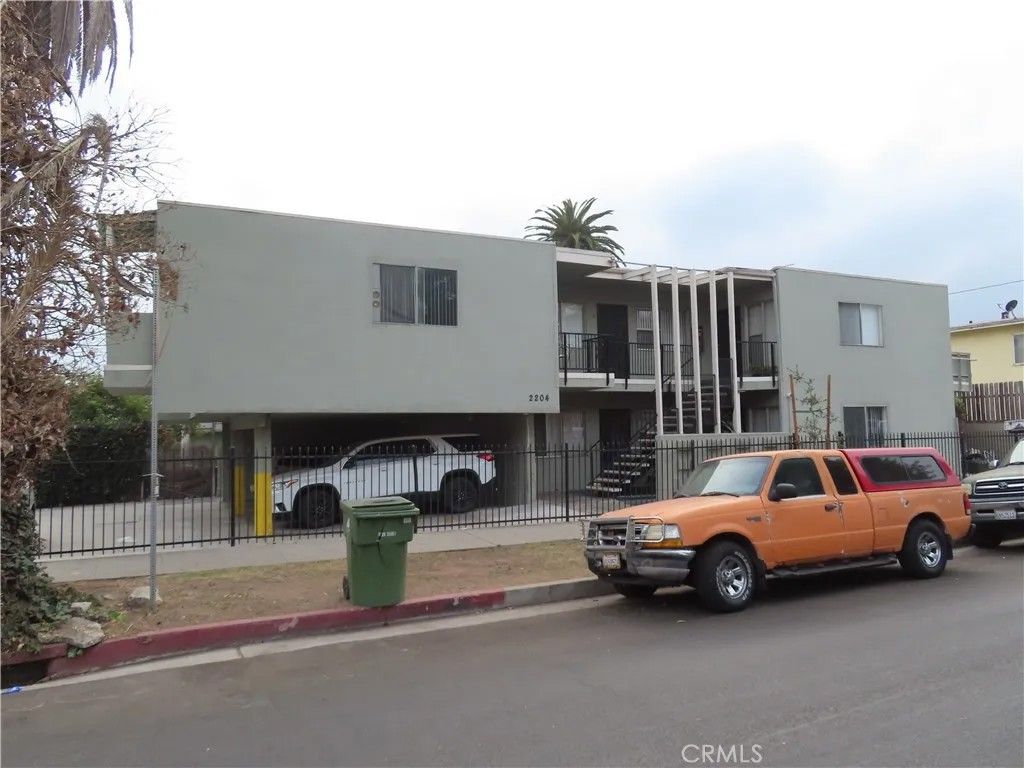 Photo of 2204 W 26th Pl, Los Angeles, CA 90018 (MLS # SR26009123)