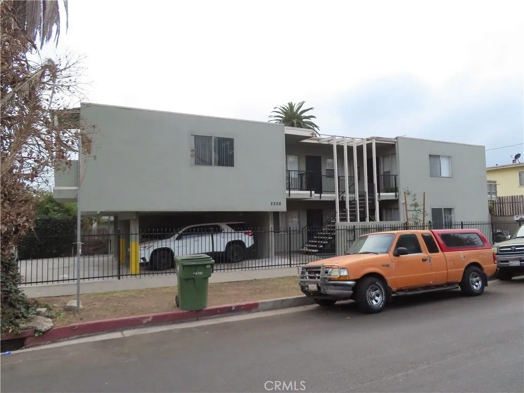 Photo of 2204 W 26th Pl, Los Angeles, CA 90018 (MLS # SR26009123)