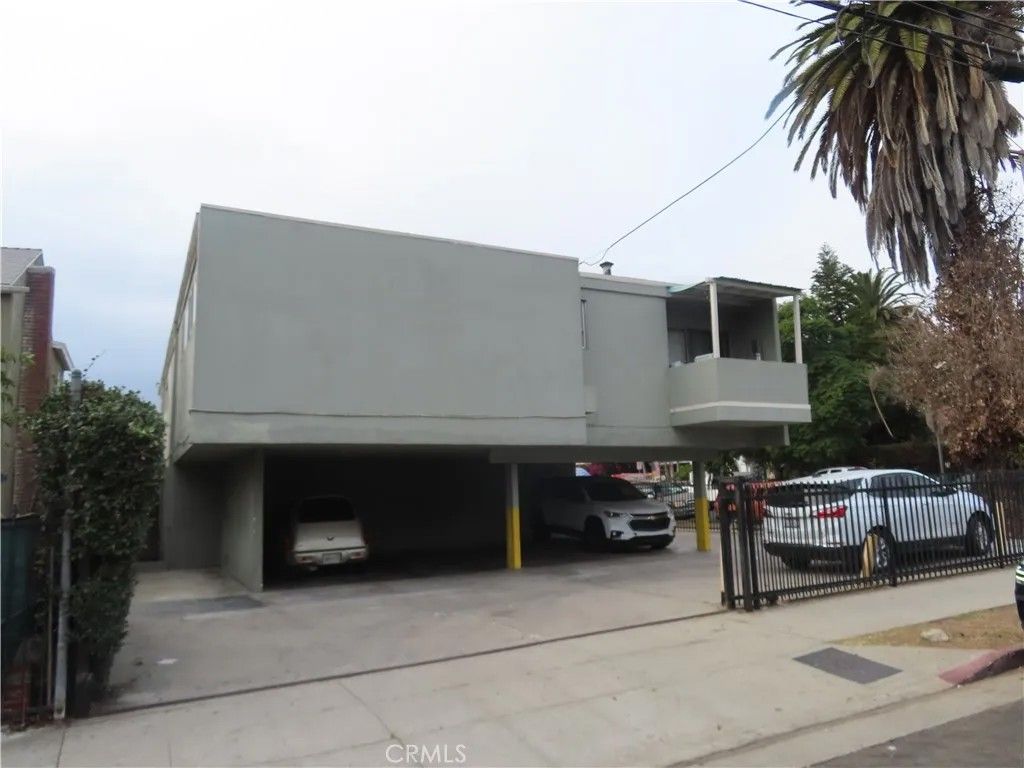 Photo of 2204 W 26th Pl, Los Angeles, CA 90018 (MLS # SR26009123)