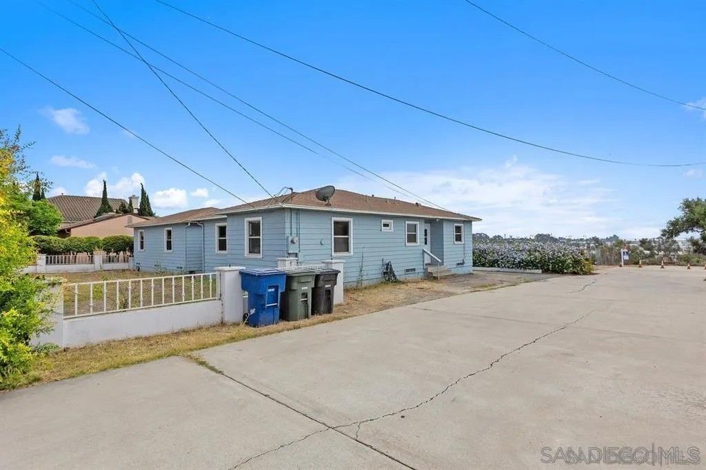 Photo of 160 N Del Mar Ave, Chula Vista, CA 91910 (MLS # 260005550)