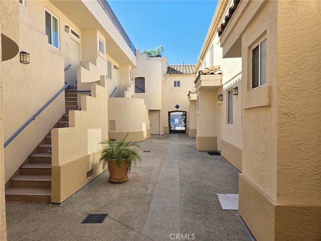 6131 Calle Mariselda 104