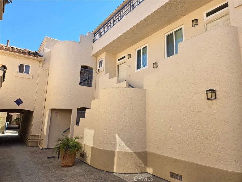 6131 Calle Mariselda 104