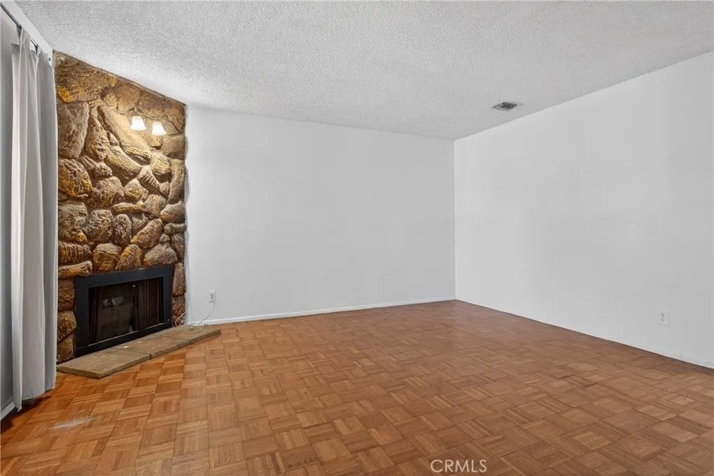 216 W Tujunga A