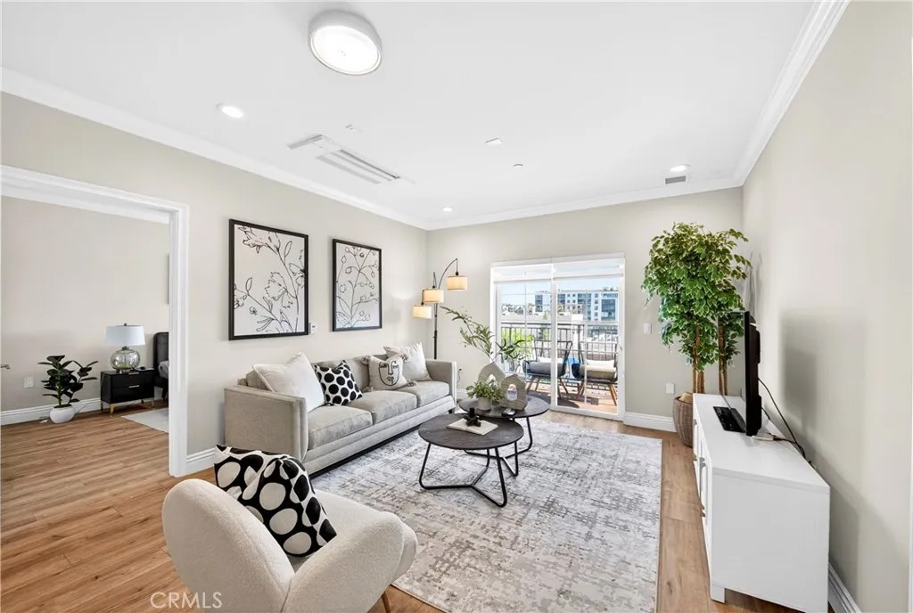 944 S Serrano Avenue 306