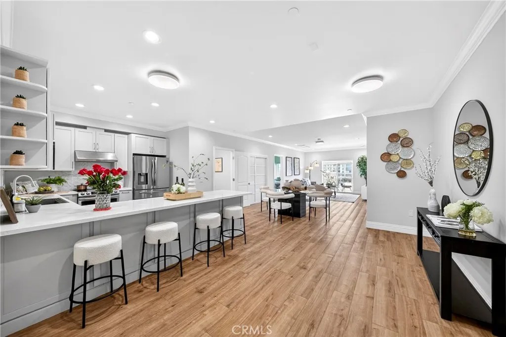 944 S Serrano Avenue 306