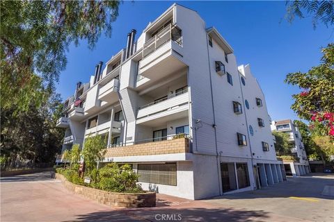 Photo of 13331 Moorpark Street #319, Sherman Oaks, CA 91423 (MLS # SR25275304)
