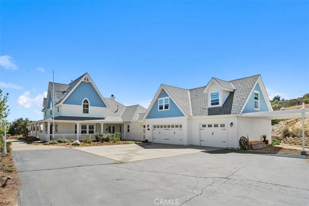 Photo of 41722 Avenida De Encanto, Murrieta, CA 92562 (MLS # OC25228355)