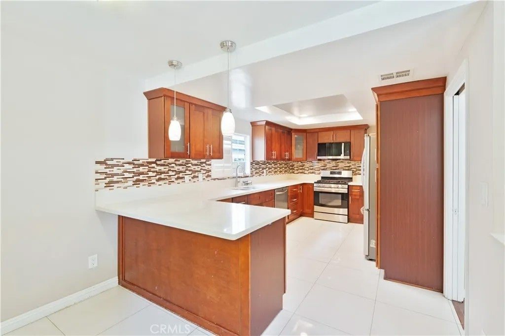 Photo of 6840 Whitman AVE, Lake Balboa, CA 91406 (MLS # SR26230017)