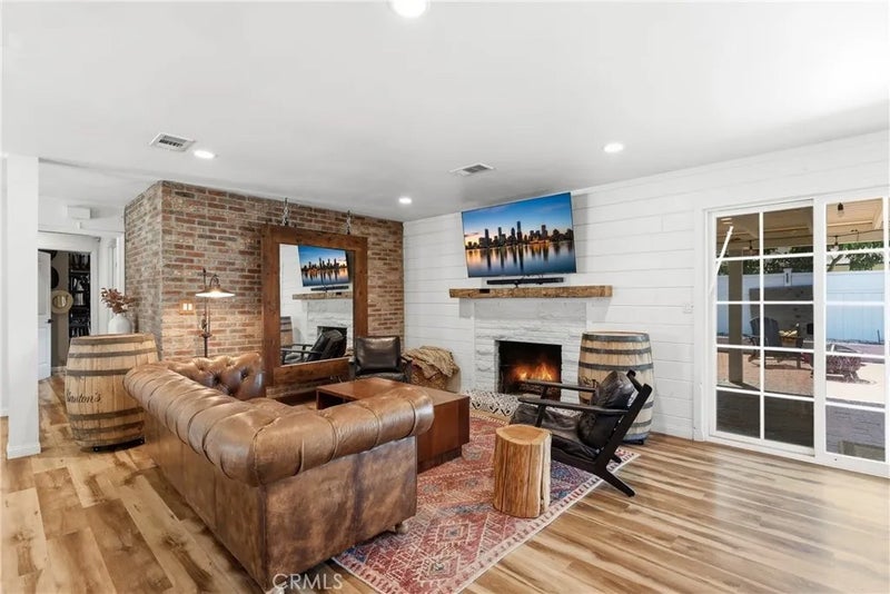 1566 W Crone