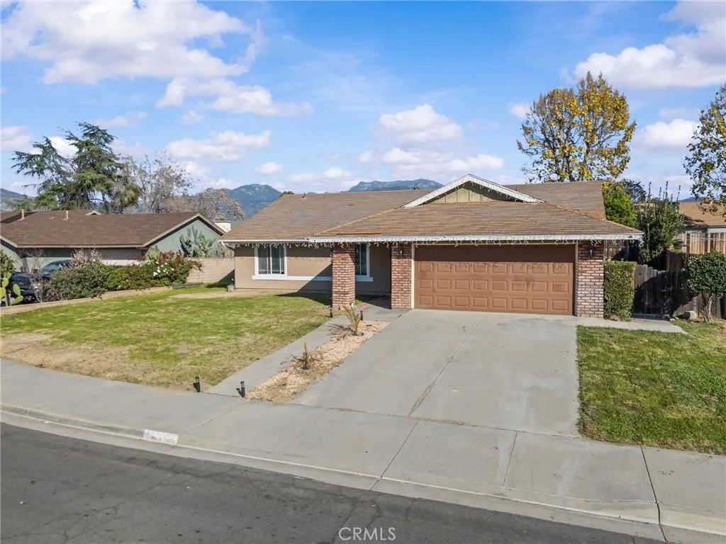 Photo of 25570 Orangewood Ln, Hemet, CA 92544 (MLS # PW25273925)