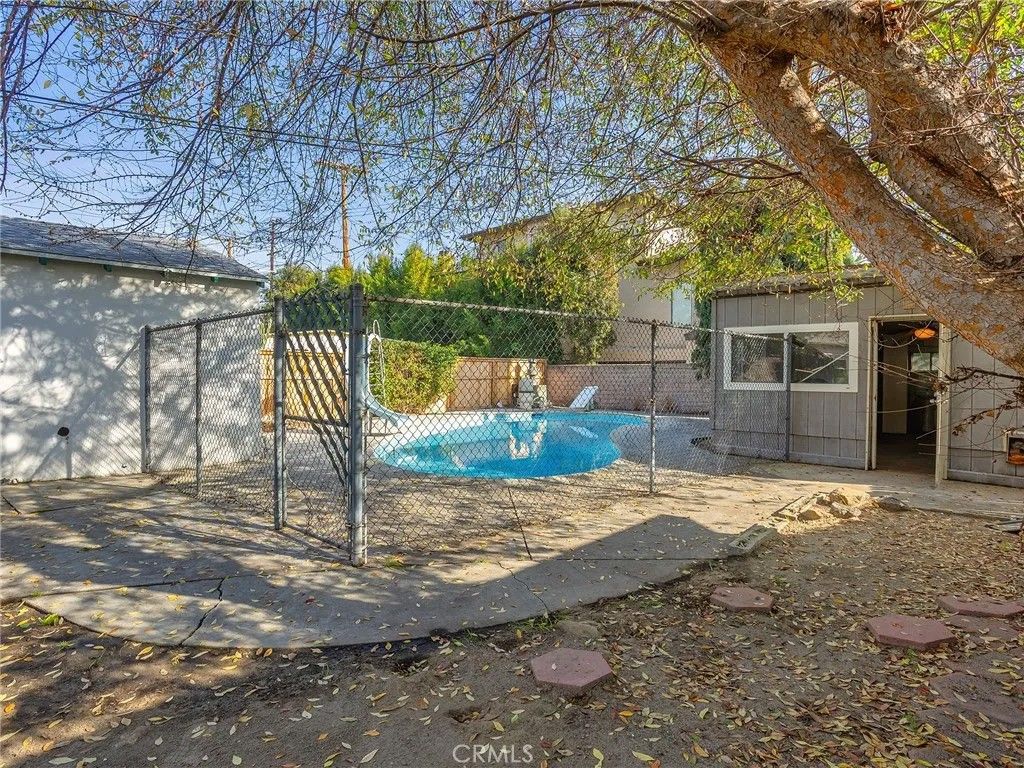 Photo of 210 W Ash Avenue, Burbank, CA 91502 (MLS # BB25251202)