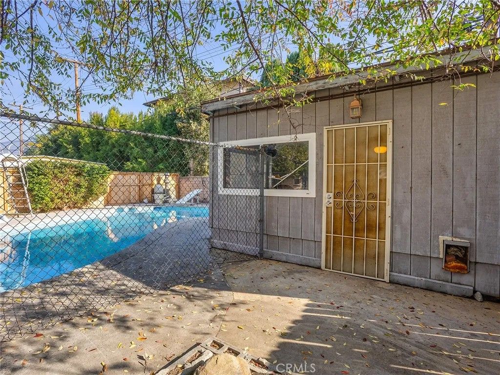 Photo of 210 W Ash Avenue, Burbank, CA 91502 (MLS # BB25251202)