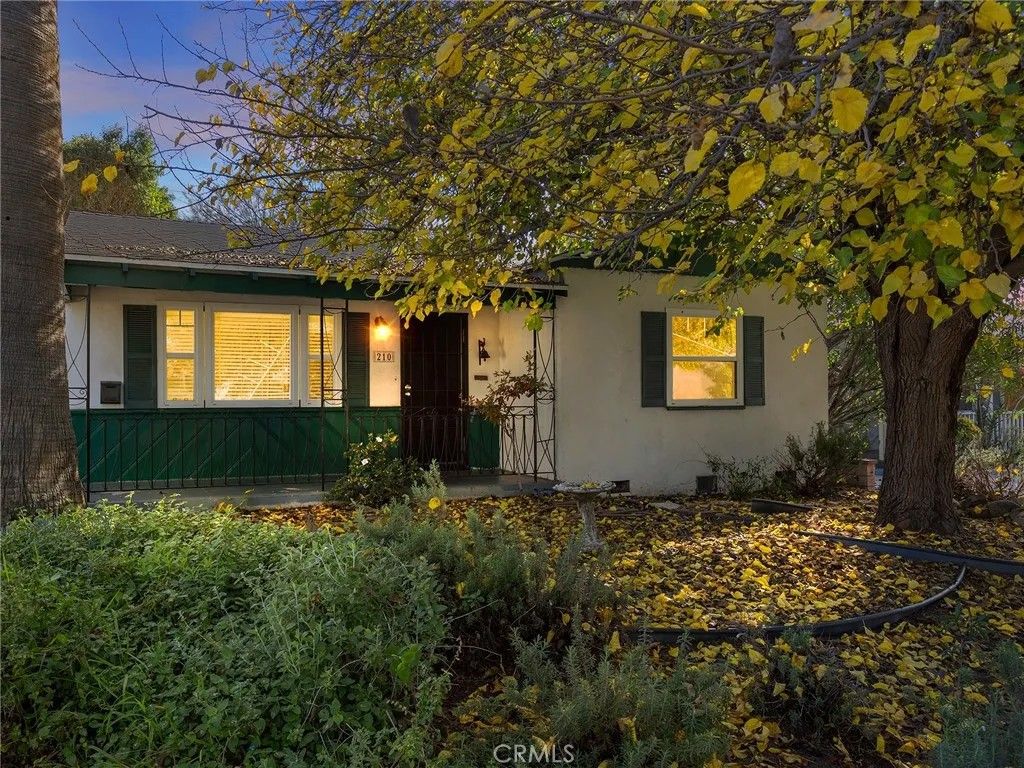 Photo of 210 W Ash Avenue, Burbank, CA 91502 (MLS # BB25251202)