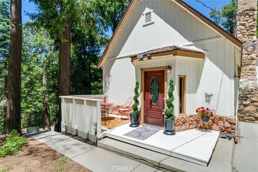 Photo of 901 Ca-173, Lake Arrowhead, CA 92352 (MLS # IG25282463)