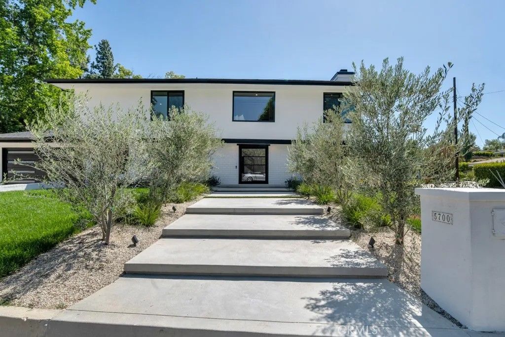 Photo of 5700 Fairhaven Ave, Woodland Hills, CA 91367 (MLS # SR26085911)