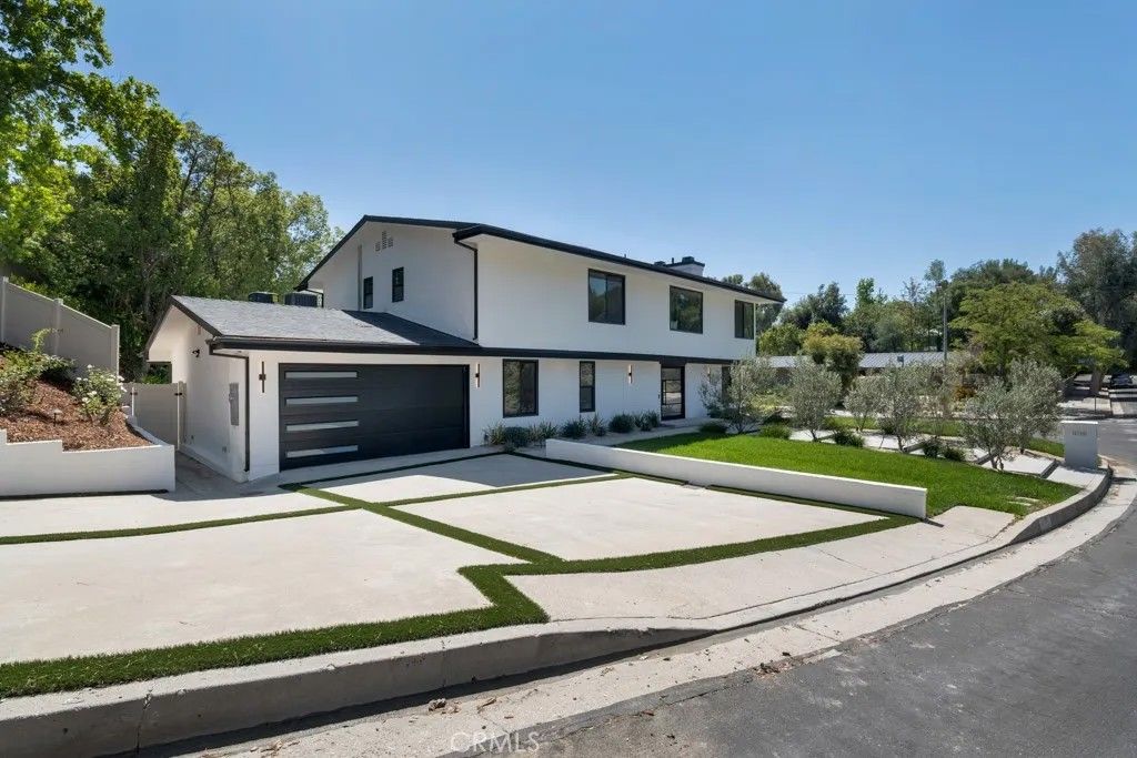 Photo of 5700 Fairhaven Ave, Woodland Hills, CA 91367 (MLS # SR26085911)