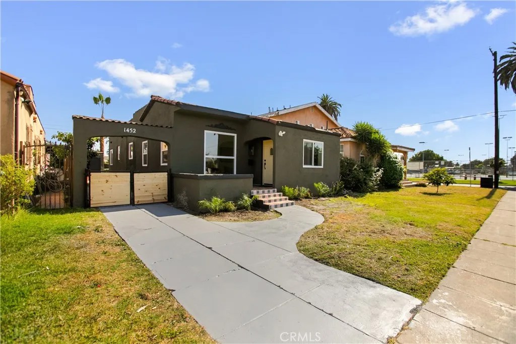 1452 W 61st