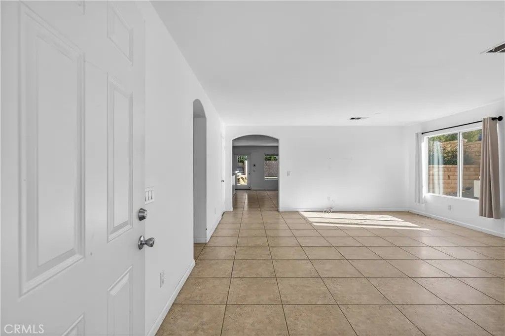 Photo of 28504 Old Coach Ct Court, Saugus, CA 91390 (MLS # SR25279289)