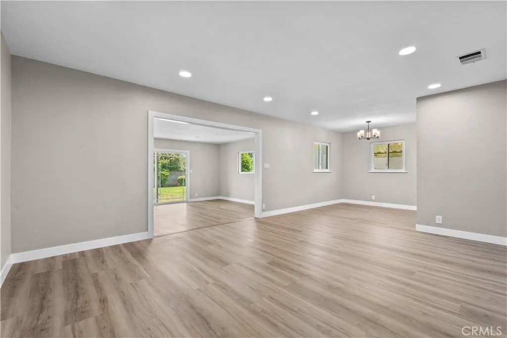 208 N Bromley