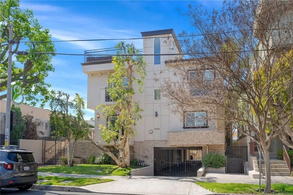Photo of 4325 Stern Ave, Sherman Oaks, CA 91423 (MLS # SR26072883)