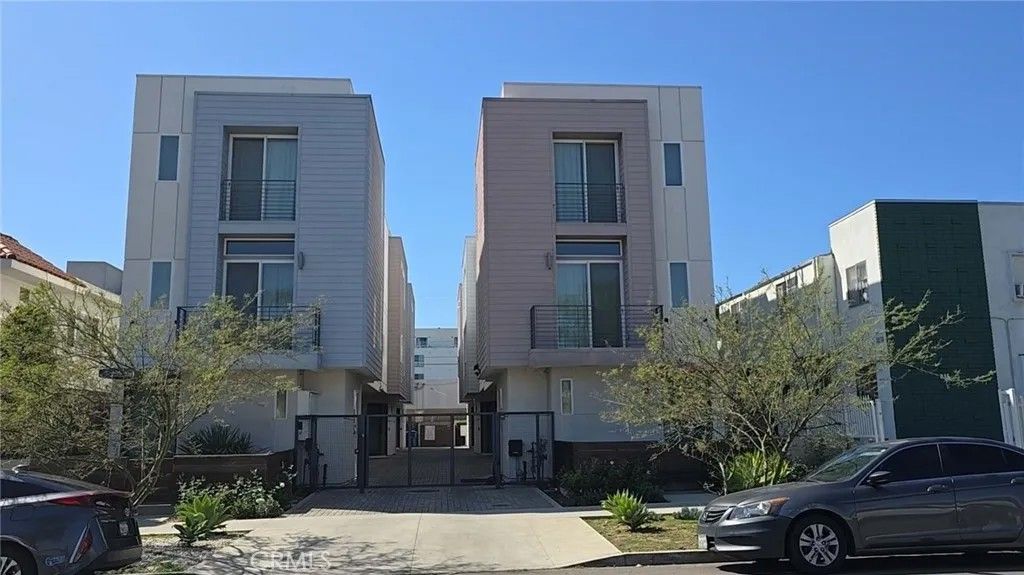 Photo of 319 S Serrano Ave #1/2, Los Angeles, CA 90020 (MLS # AR26055103)