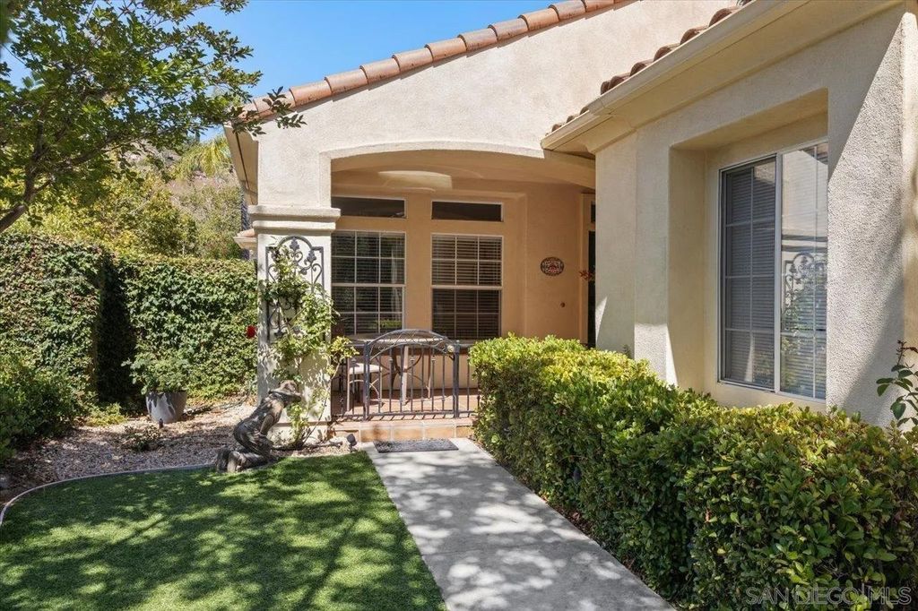 Photo of 2385 Amber Oak Ln, Escondido, CA 92027 (MLS # 250035046)