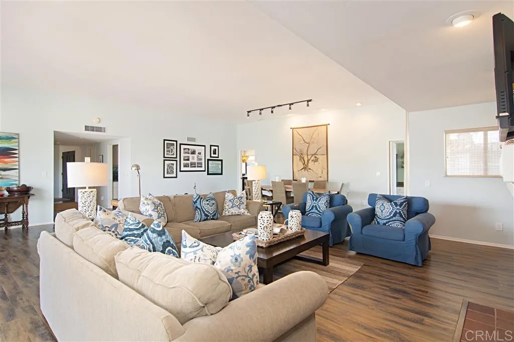 911 E Avenue 301