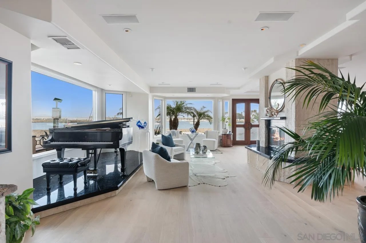 2741 Bayside Walk