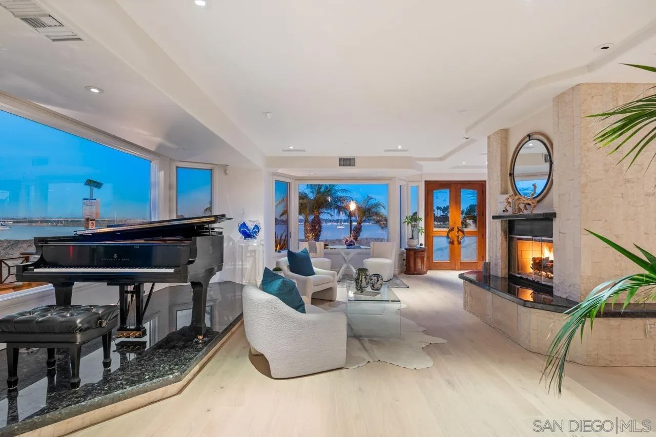 2741 Bayside Walk