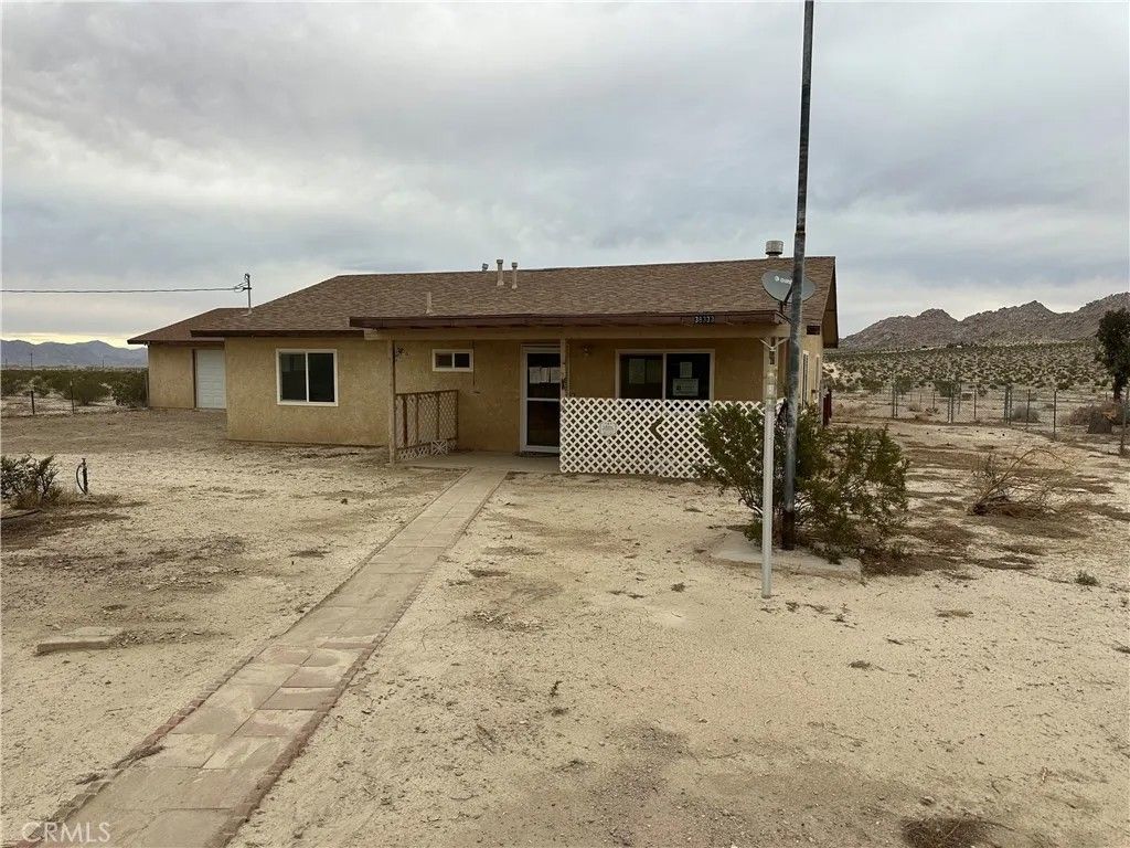 Photo of 38333 E End Rd, Lucerne Valley, CA 92356 (MLS # HD25266090)