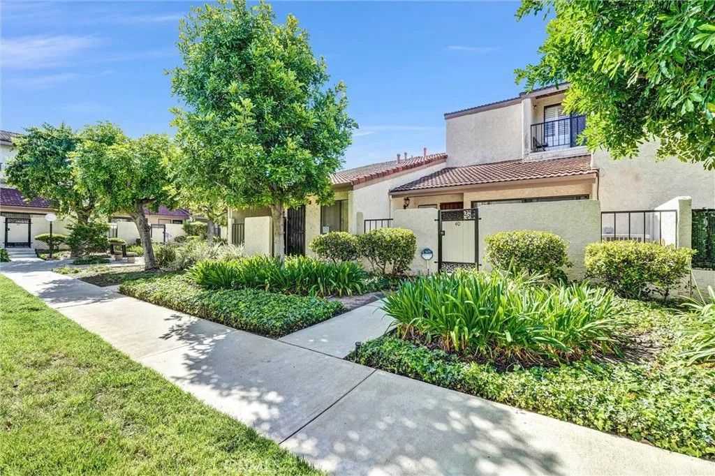 Photo of 18136 Oxnard St, Tarzana, CA 91356 (MLS # SR26092270)