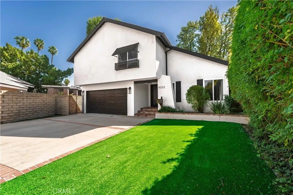 Photo of 6222 Wynne Ave, Tarzana, CA 91335 (MLS # SR26049540)