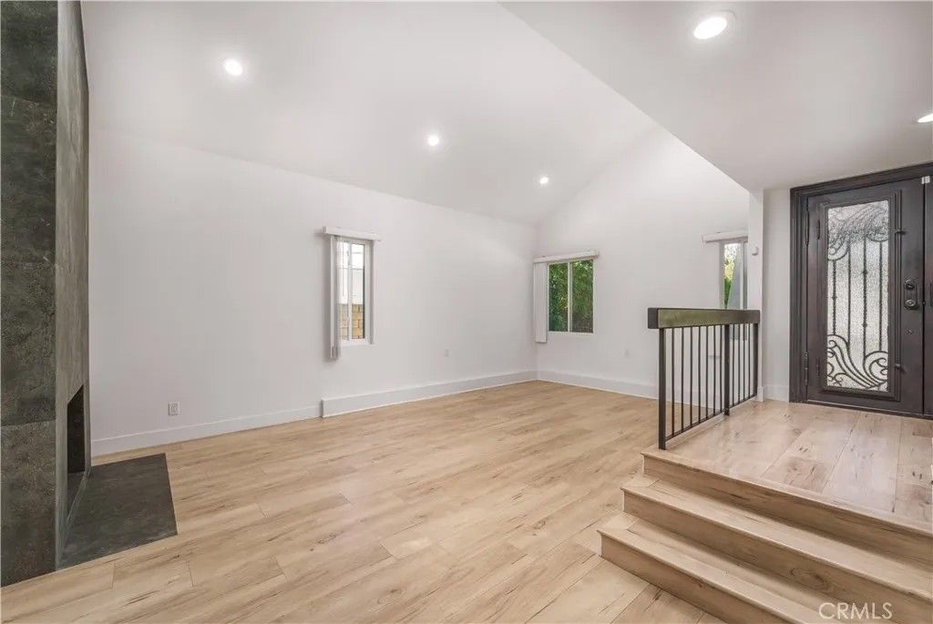 Photo of 6222 Wynne Ave, Tarzana, CA 91335 (MLS # SR26049540)