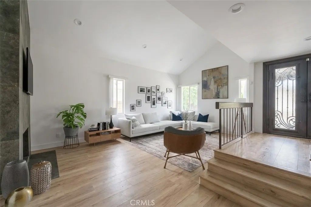 Photo of 6222 Wynne Ave, Tarzana, CA 91335 (MLS # SR26049540)